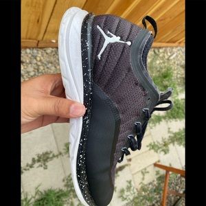 Selling thease Jordan trainer size 9.5 white and black